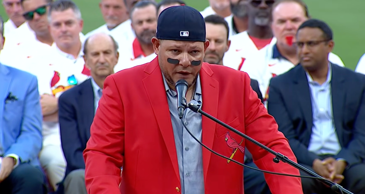 Yadier Molina es exaltado al Salón de la Fama de los Cardinals de San Luis