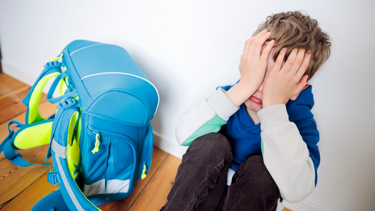 Expertos recomiendan hablar con los niños sobre el estrés y la ansiedad durante el año escolar