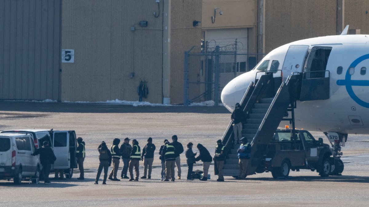 Trump pide a la Corte Suprema reanudar deportaciones a terceros países sin objeción previa