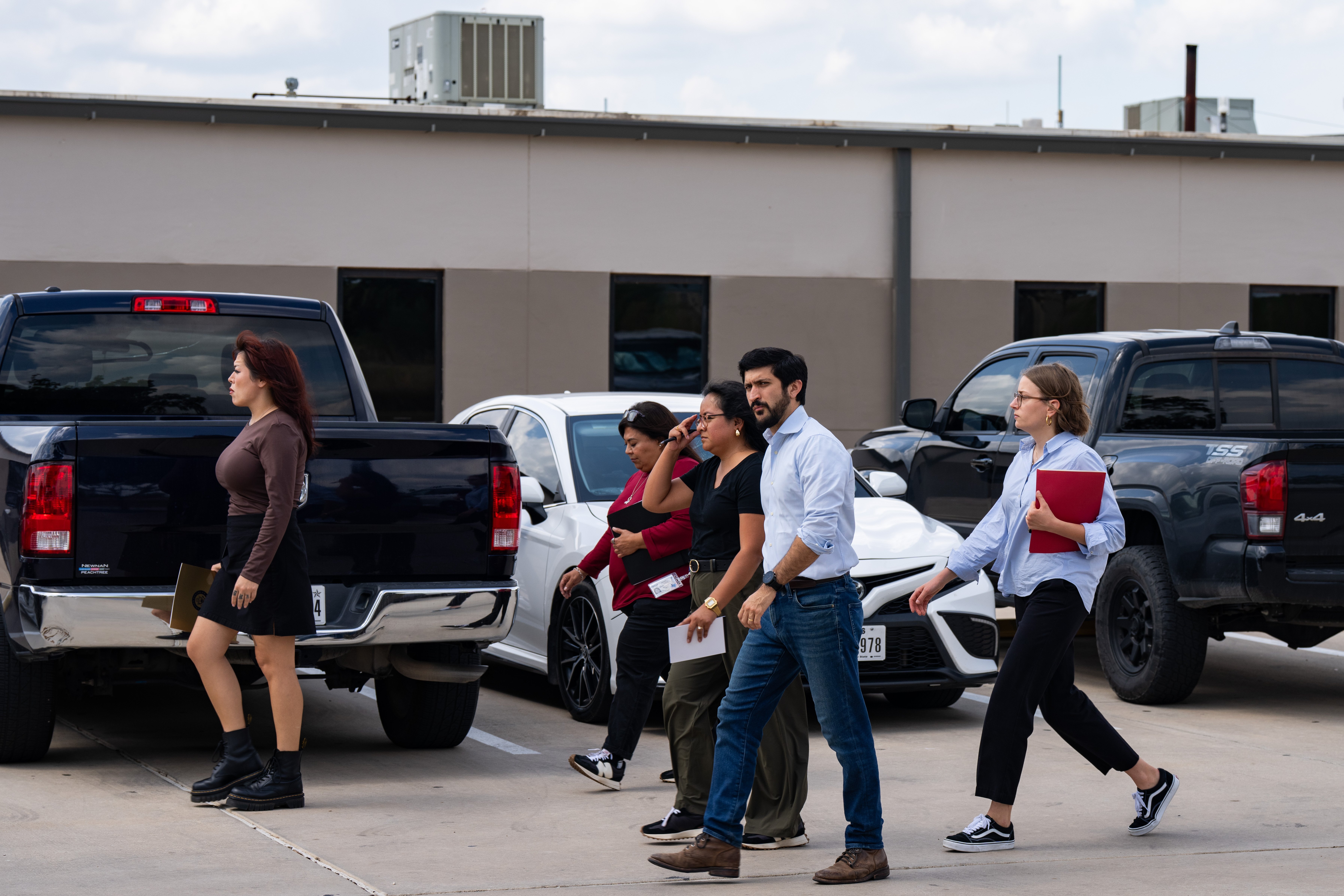 Imagen del artículo de Telemundo PR: Congresistas visitan centro de detención en Texas para ver a venezolano herido por ICE