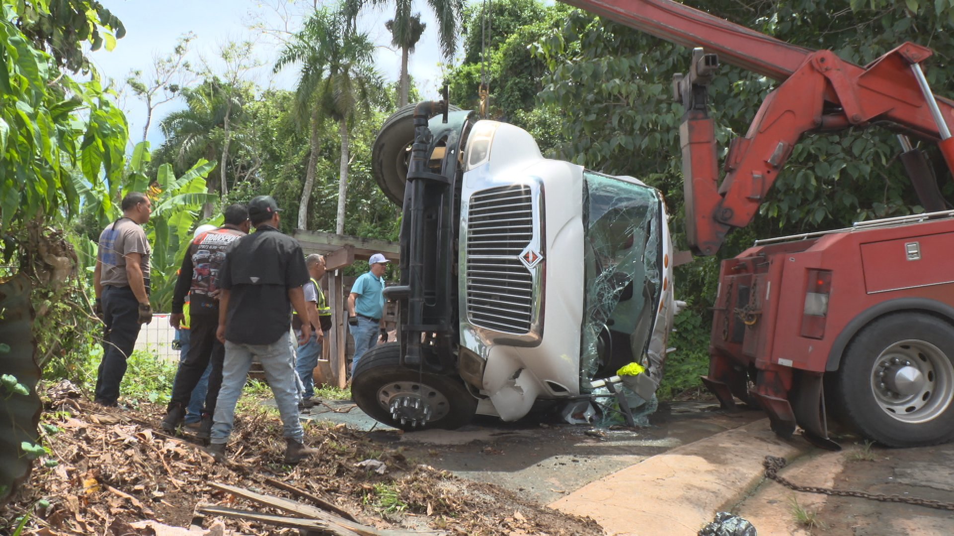 Imagen del artículo de Telemundo PR: Camión cisterna se vuelca e impacta una pickup en Guaynabo