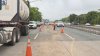 Camión derrama tierra y piedras en la PR-22 de Cataño a Bayamón