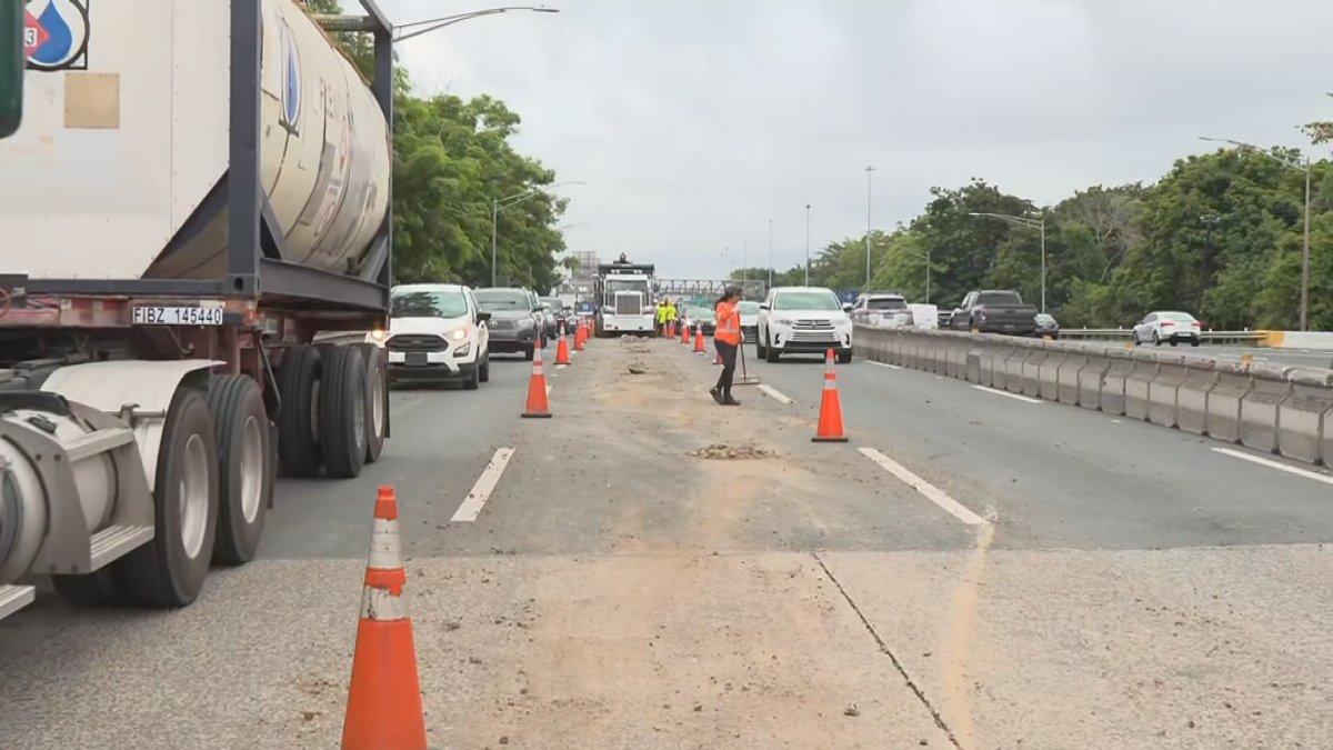 Camión derrama tierra y piedras en la PR-22 de Cataño a Bayamón