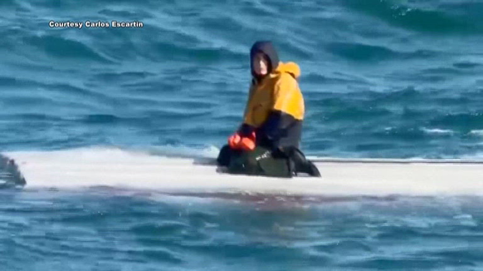 Imagen de la cobertura de: Rescatan a adolescente tras varios días sobre bote volcado en Alaska