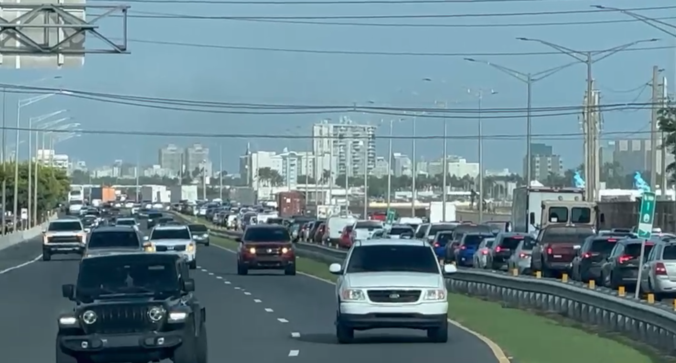 Tremendo tapón en el Expreso Román Baldorioty de Castro por socavón
