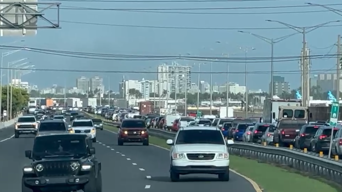 Tremendo tapón en el Expreso Román Baldorioty de Castro por socavón