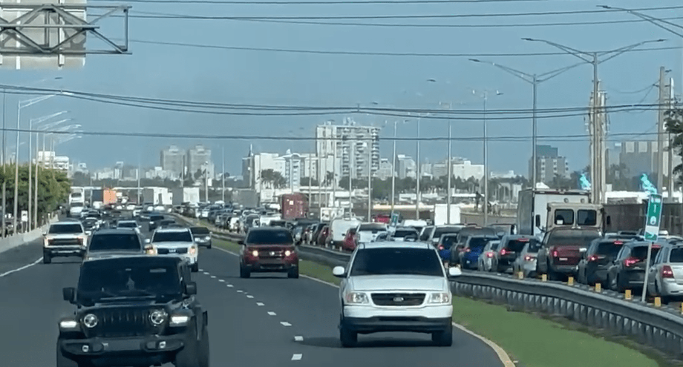 Tremendo tapón en el Expreso Román Baldorioty de Castro por socavón