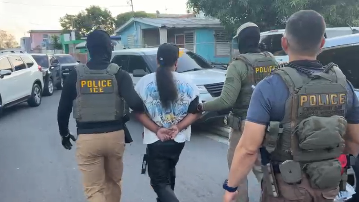 Federales y Policía arrestan a dos personas en operativo en negocio Aqua de Santurce