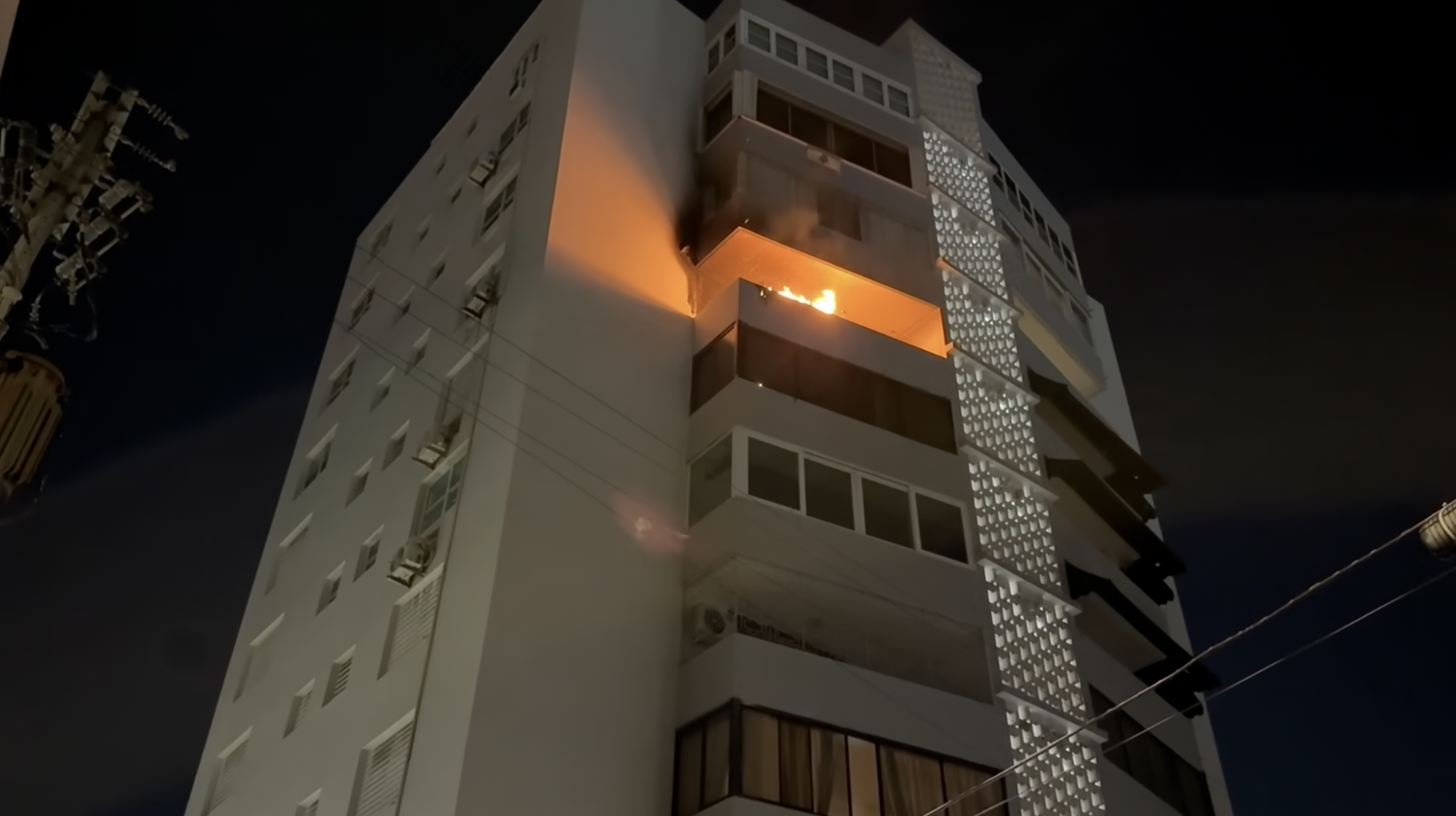 Imagen del artículo de Telemundo PR: Bomberos rescatan a dos hermanos y tres mascotas de incendio en condominio