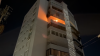 Bomberos rescatan a dos hermanos y tres mascotas de incendio en condominio