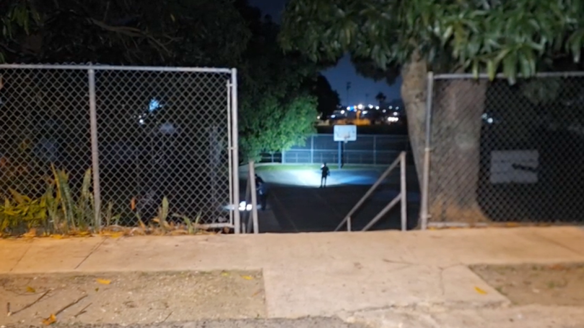 Menor de 17 años asesinado y otro joven de 19 herido en cancha de baloncesto