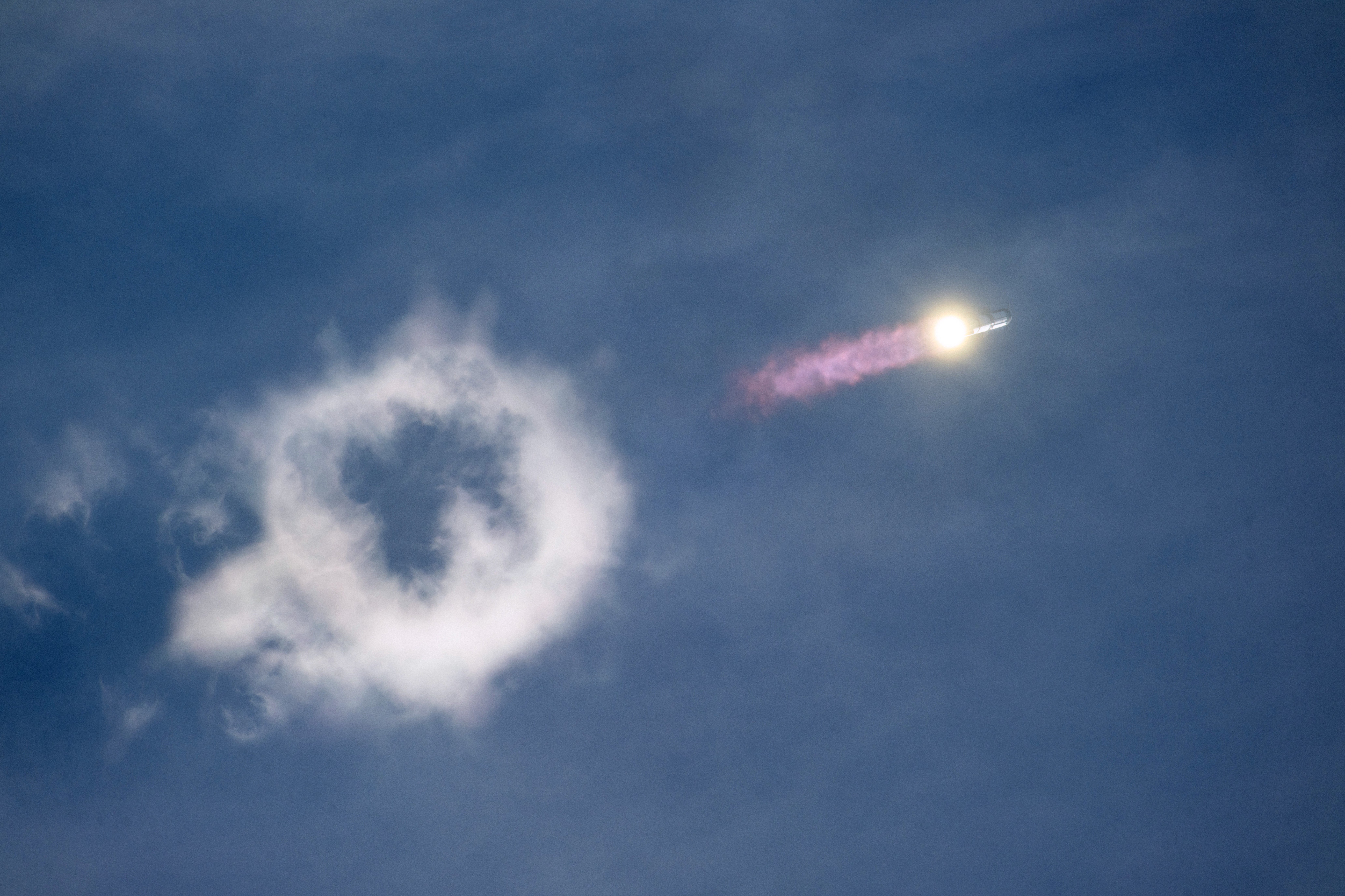 Imagen del artículo de Telemundo PR: El cohete Starship ameriza con éxito tras ser lanzado desde Texas hacia la órbita