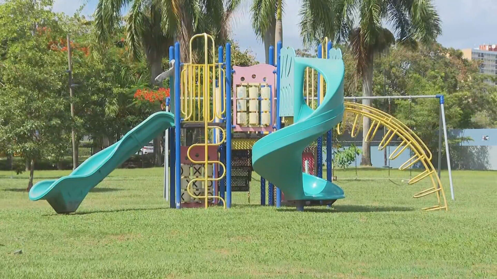 Hallan cuerpo de un hombre en parque de Hato Rey