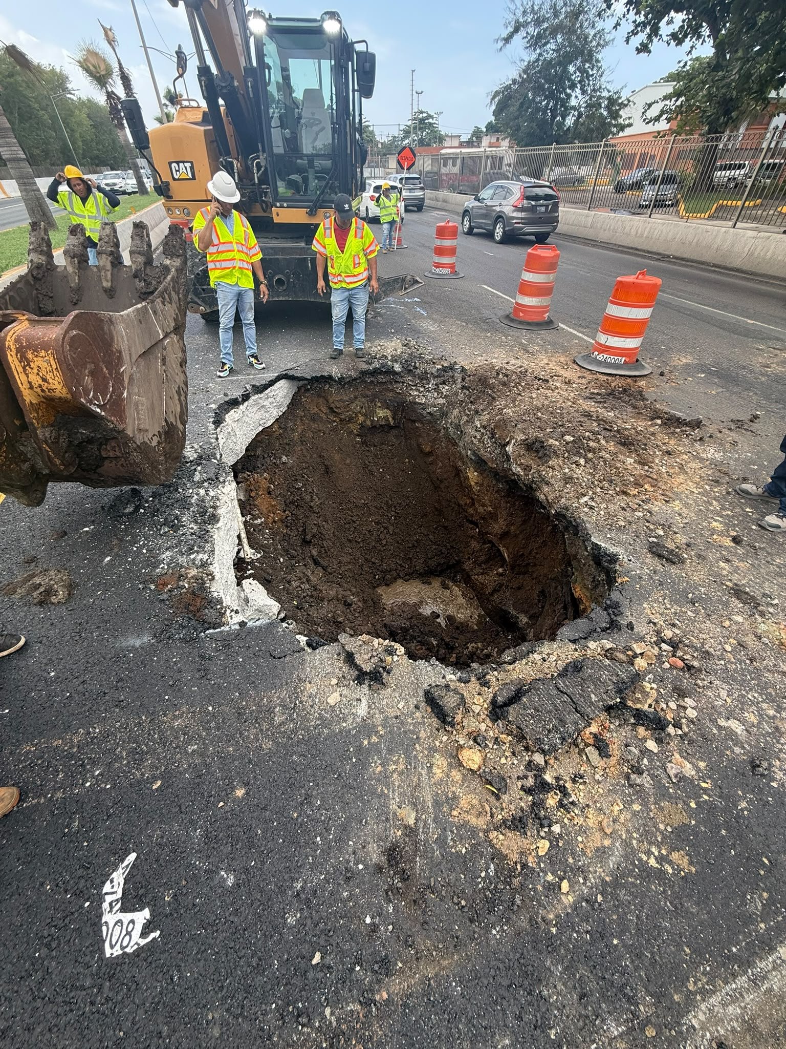 Imagen de la cobertura de: DTOP culmina reparación de socavón en la Baldorioty de Castro