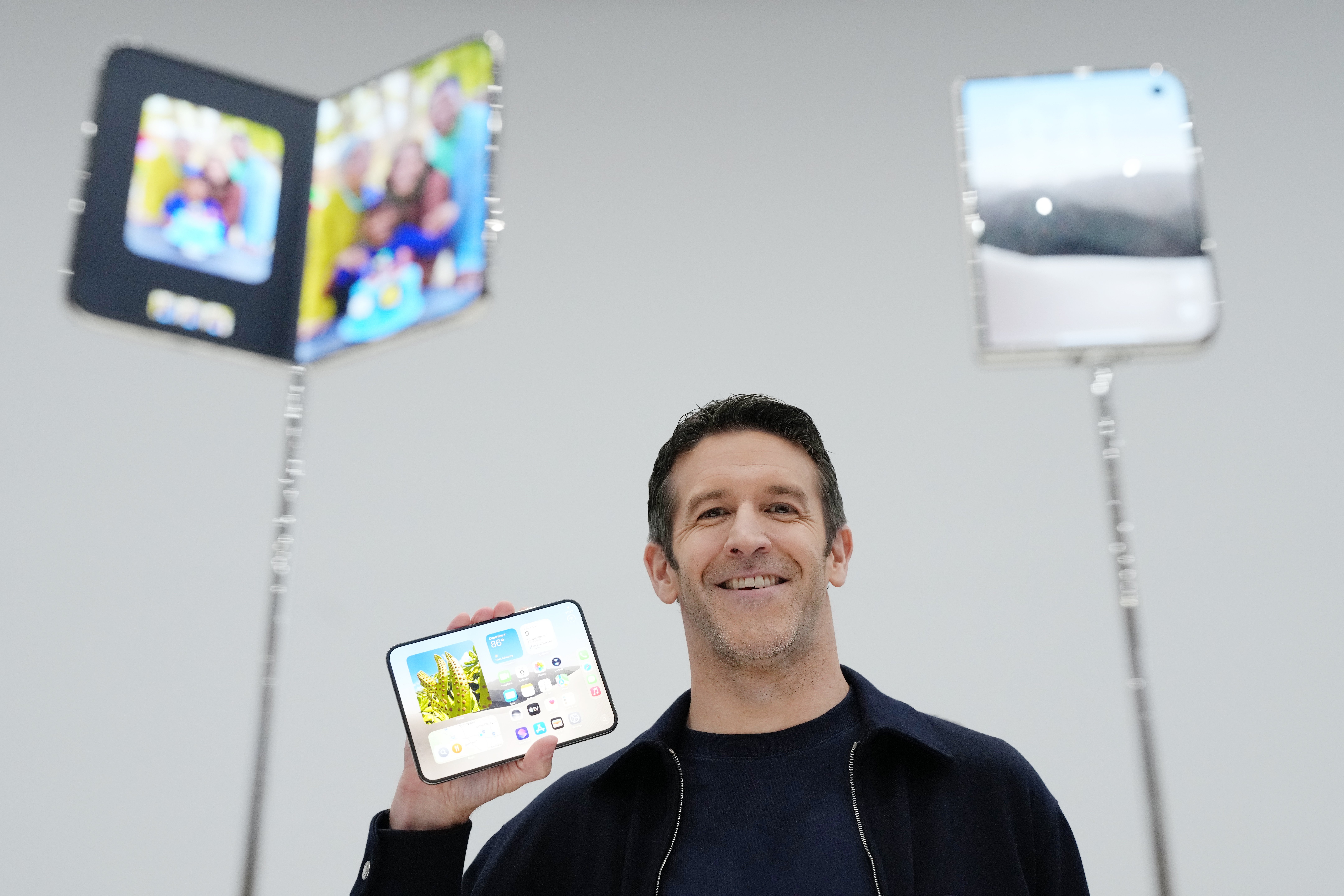 Imagen del artículo de Telemundo PR: Apple debuta el esperado iPhone Duo, su primer teléfono plegable, entre otras novedades