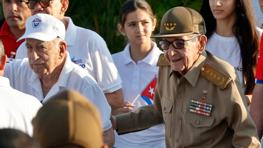 Fotografía de archivo, tomada el pasado 1 de mayo, en la que se captó al expresidente de Cuba Raúl Castro (2-d), al asistir a la conmemoración del Día Internacional del Trabajo, en La Habana (Cuba). EFE/Ernesto Mastrascusa