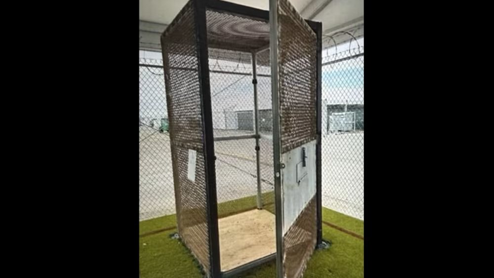 DHS: inmigrantes eran encerrados en jaulas del tamaño de cabinas telefónicas en "Alligator Alcatraz"