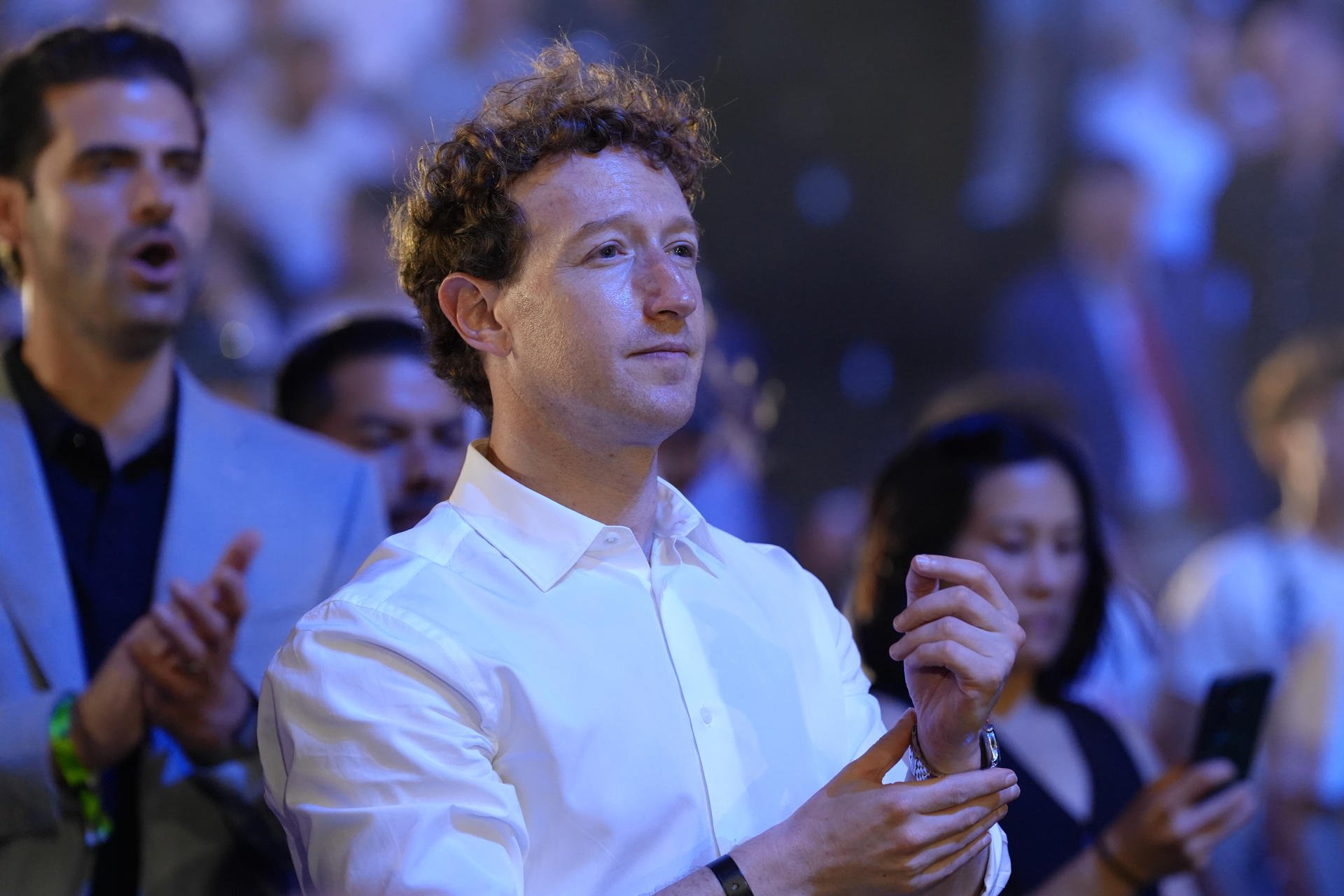 Imagen del artículo de Telemundo PR: Zuckerberg defiende la IA ante alertas de regulación y la llama “superinteligencia”