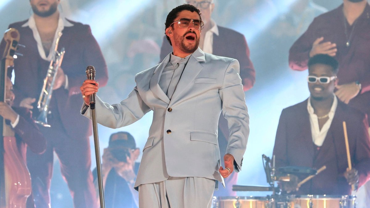 Bad Bunny gana su primer Emmy por su espectáculo de medio tiempo en el Super Bowl