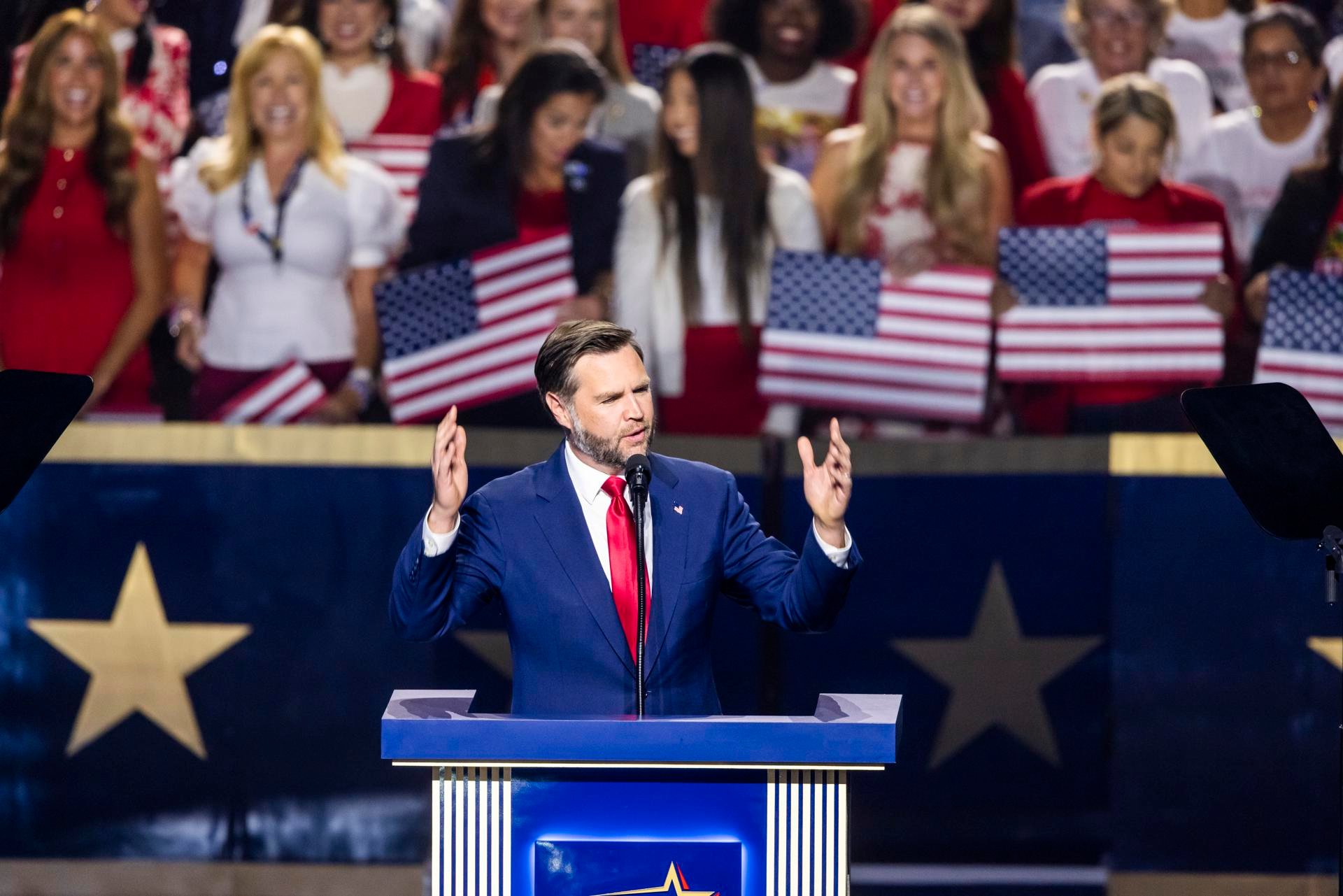 Imagen de la cobertura de: JD Vance responde a manifestante con bandera mexicana en convención en Dallas