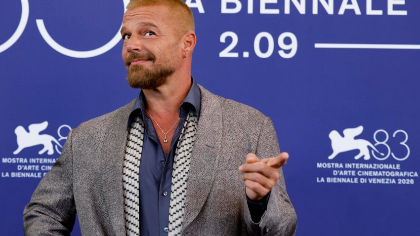 El cantautor puertorriqueño Ricky Martin posa durante una sesión fotográfica para la película ‘Hombre al agua’ en la 83ª edición del Festival Internacional de Cine de Venecia, en Venecia (Italia), el 6 de septiembre de 2026. EFE/FABIO FRUSTACI
