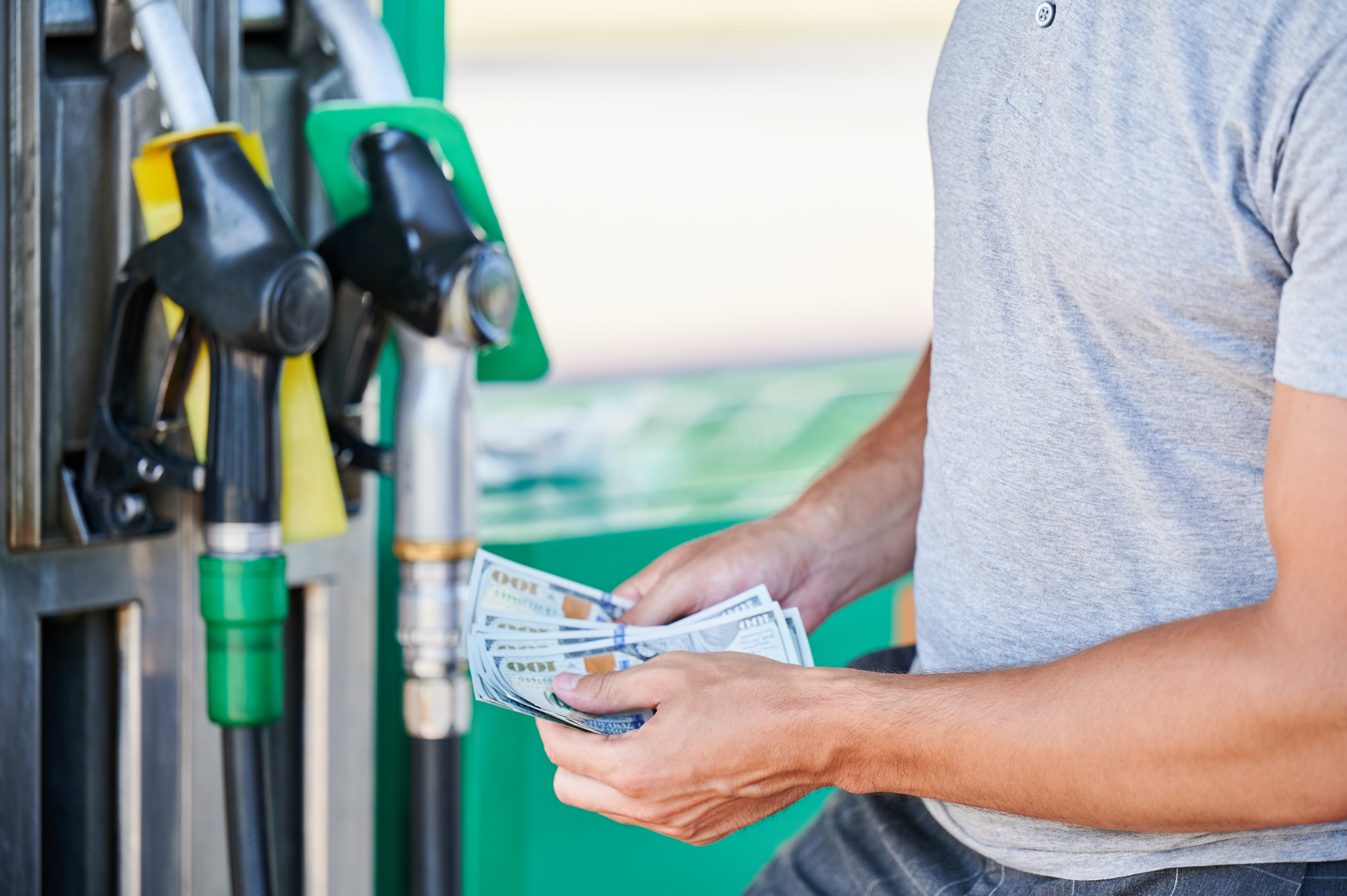 Imagen de la cobertura de: Sigue el alza en la gasolina y pega al bolsillo de consumidores y detallistas