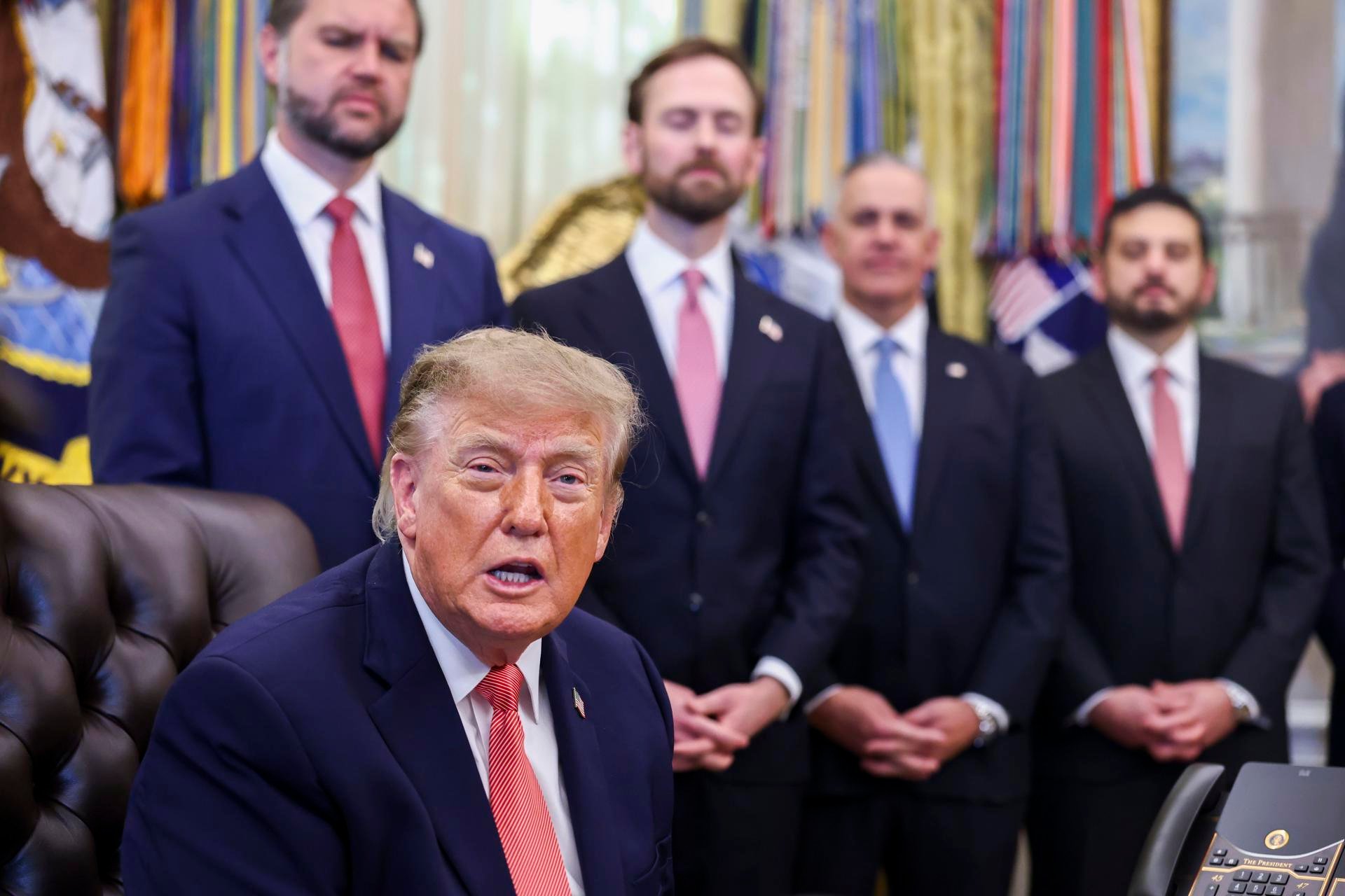 Imagen del artículo de Telemundo PR: Trump llama "tonta" a una periodista de CNN y "estúpida" a otra de ABC News