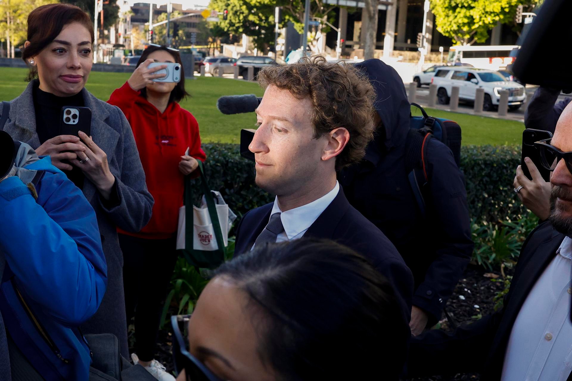 Imagen del artículo de Telemundo PR: Zuckerberg estudia irse de California si prospera un impuesto a los ricos, dice Meta