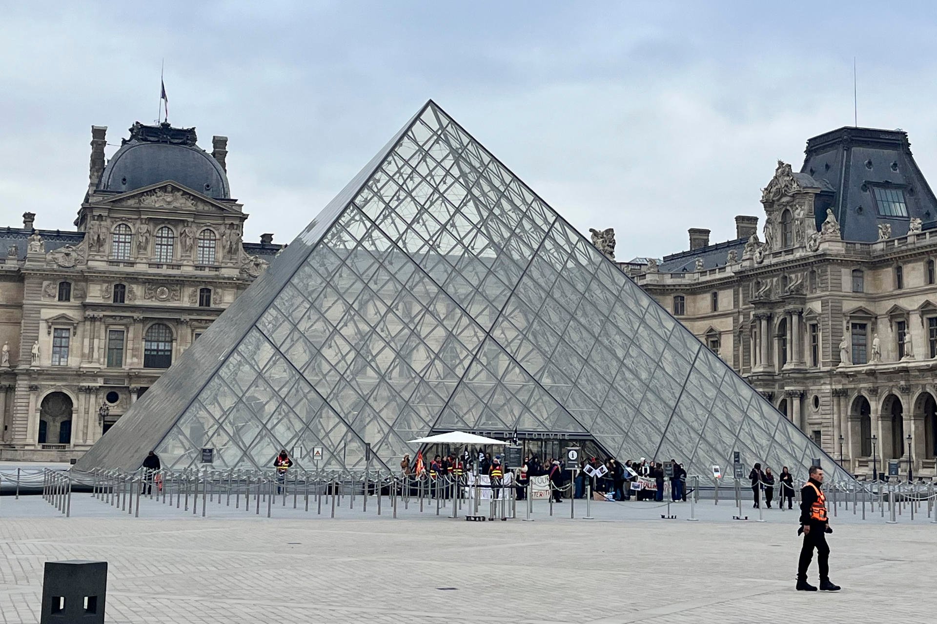 Estudiantes bloquean el acceso al Louvre en apoyo a las protestas de los institutos