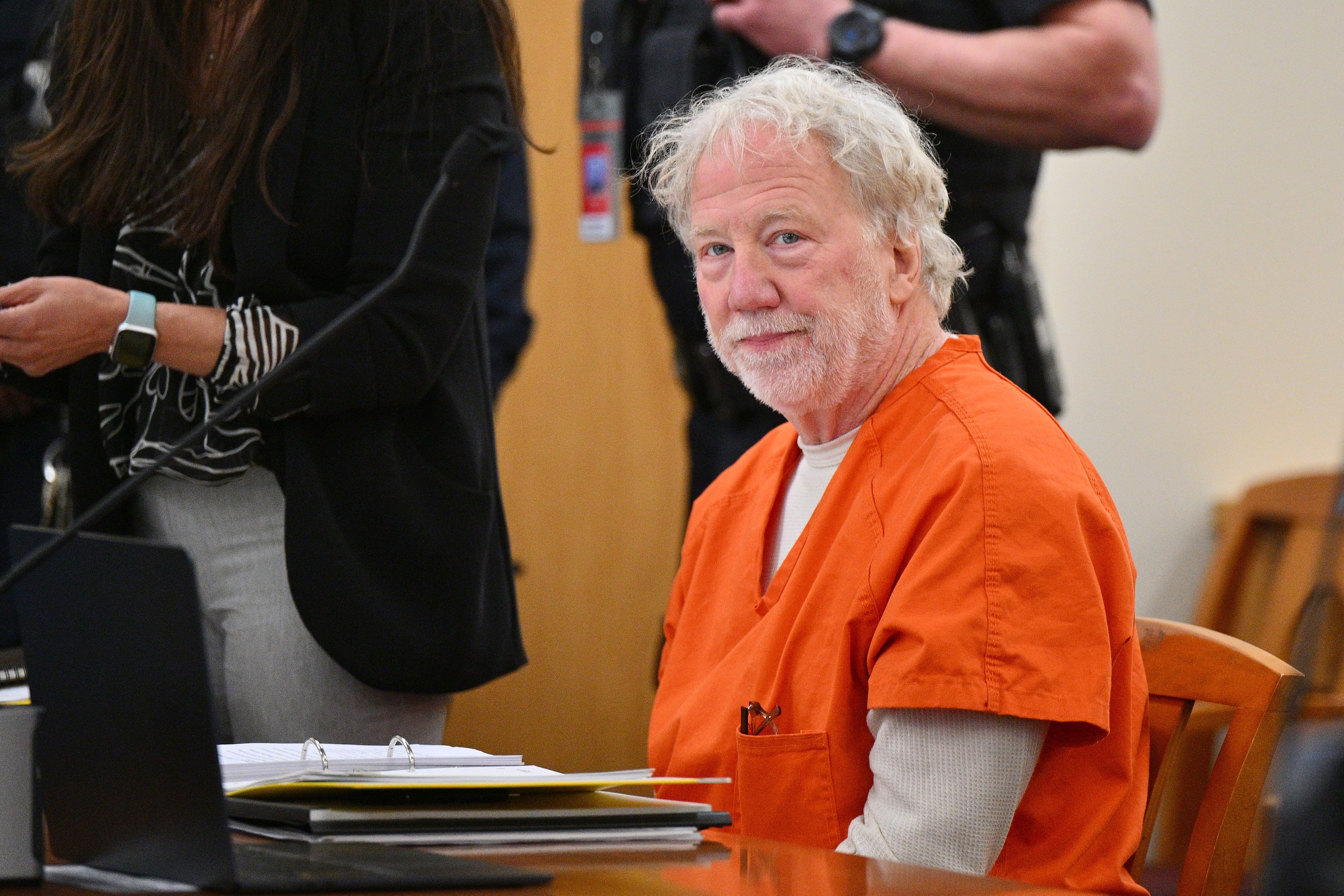 Juez de Nuevo México desestima cargos de abuso sexual infantil contra el actor Timothy Busfield
