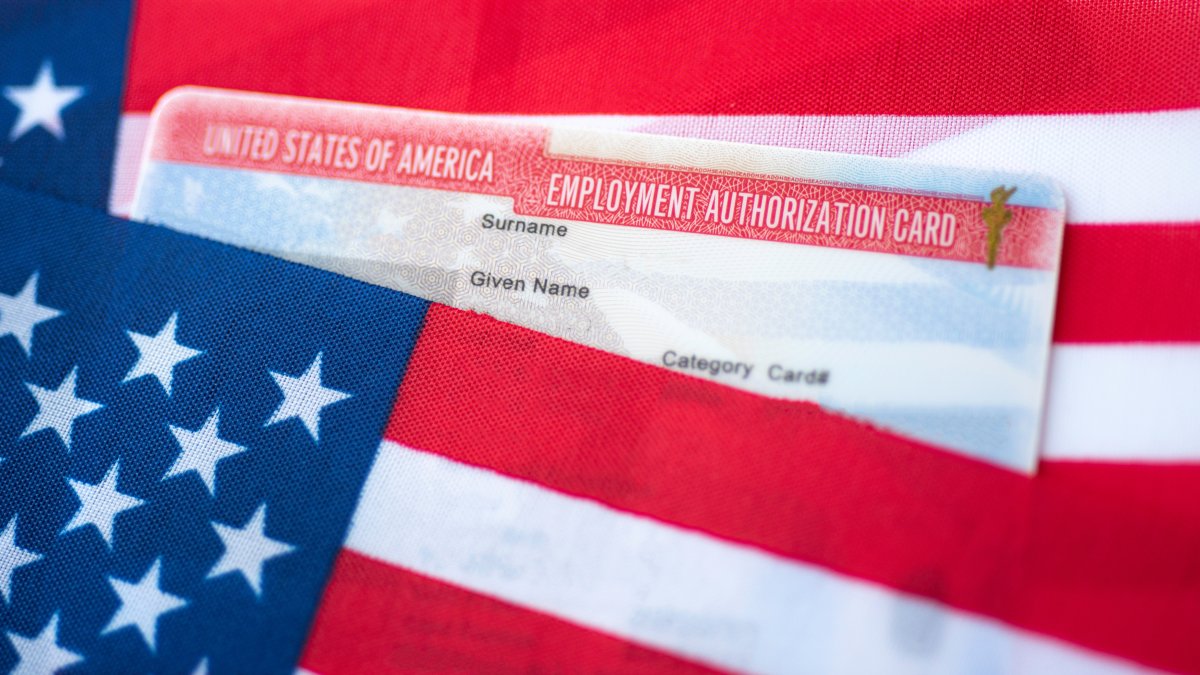 DHS elimina extensiones automáticas de permisos de trabajo para solicitantes de asilo