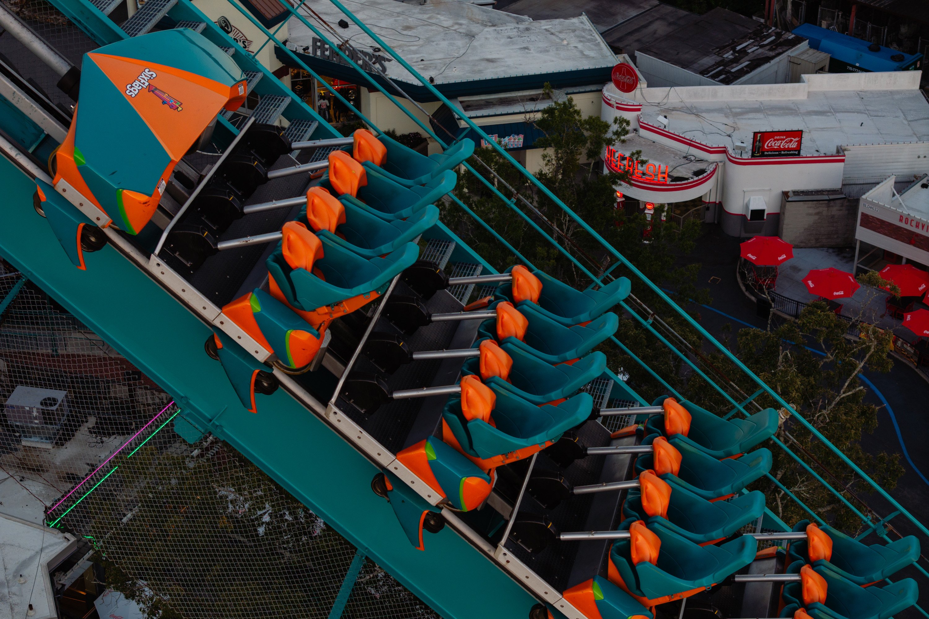Six Flags dice que instalará cinturones de seguridad en atracción tras mortal accidente