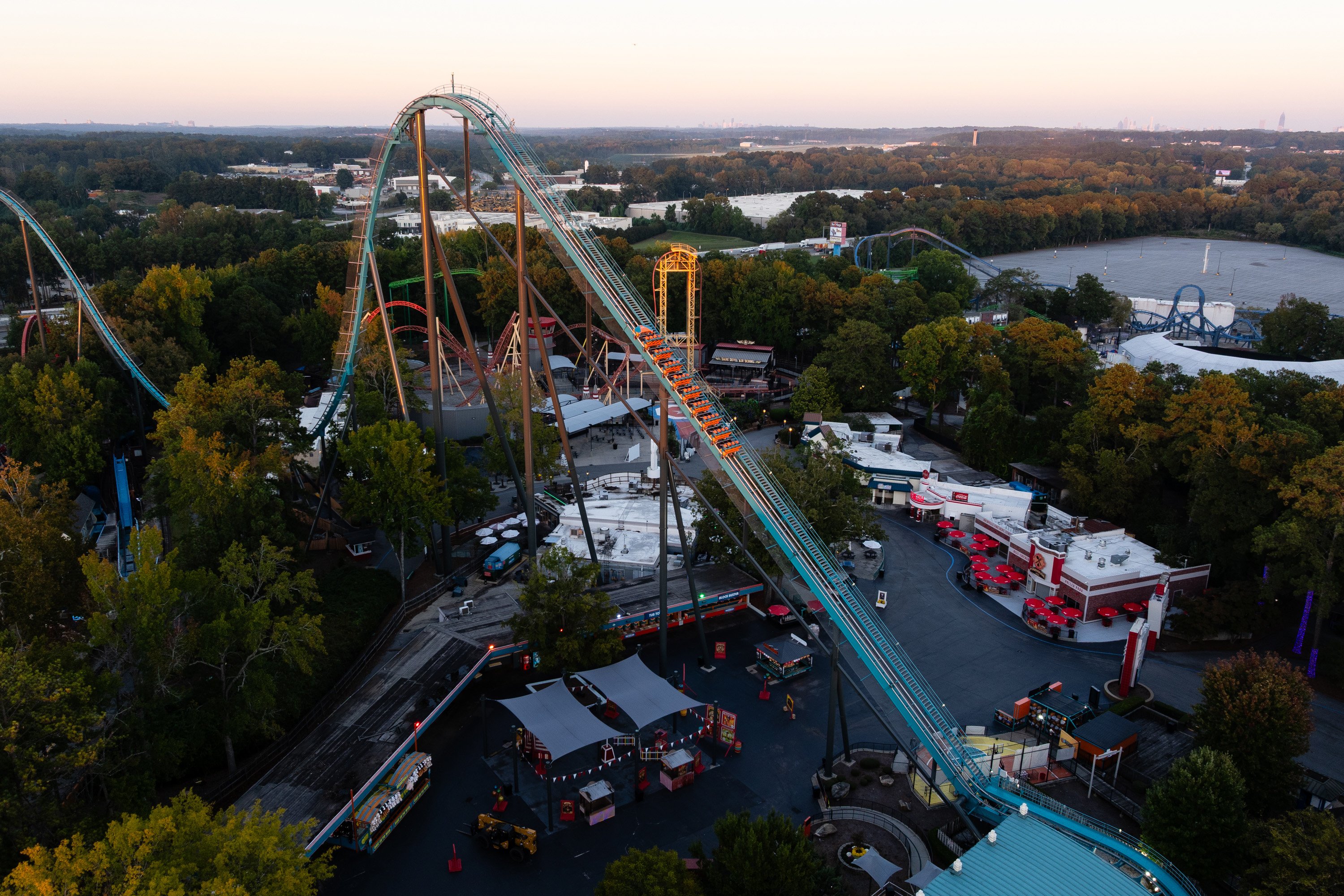 Six Flags Over Georgia reabre sus puertas luego de tragedia en una montaña rusa