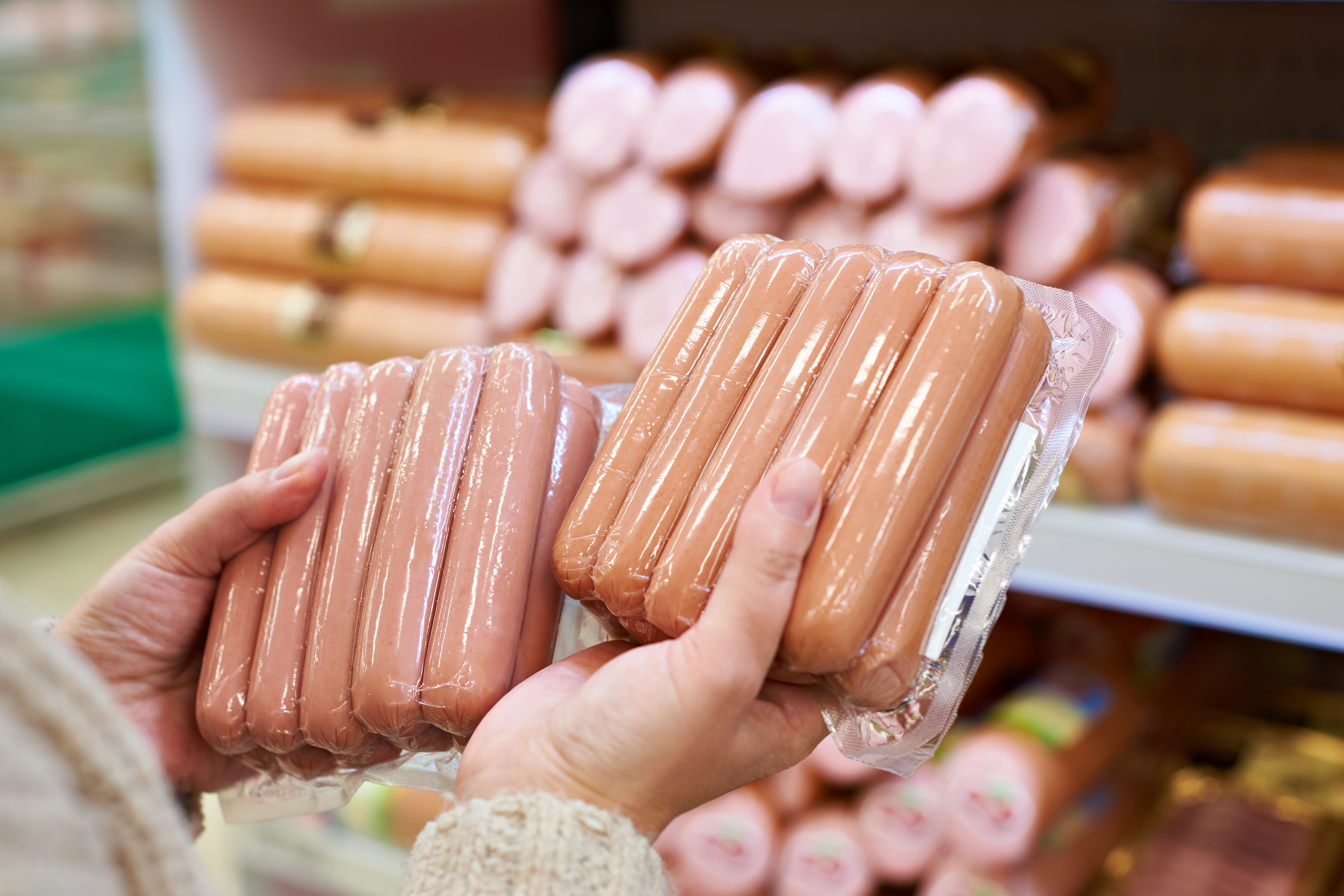 Retiran más de 1.5 millones de libras de hot dogs y embutidos por riesgo de temperatura