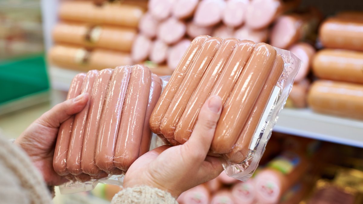 Retiran más de 1.5 millones de libras de hot dogs y embutidos por riesgo de temperatura