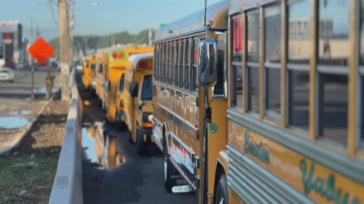 Transportistas escolares protestan por deuda de casi $10 millones de Educación