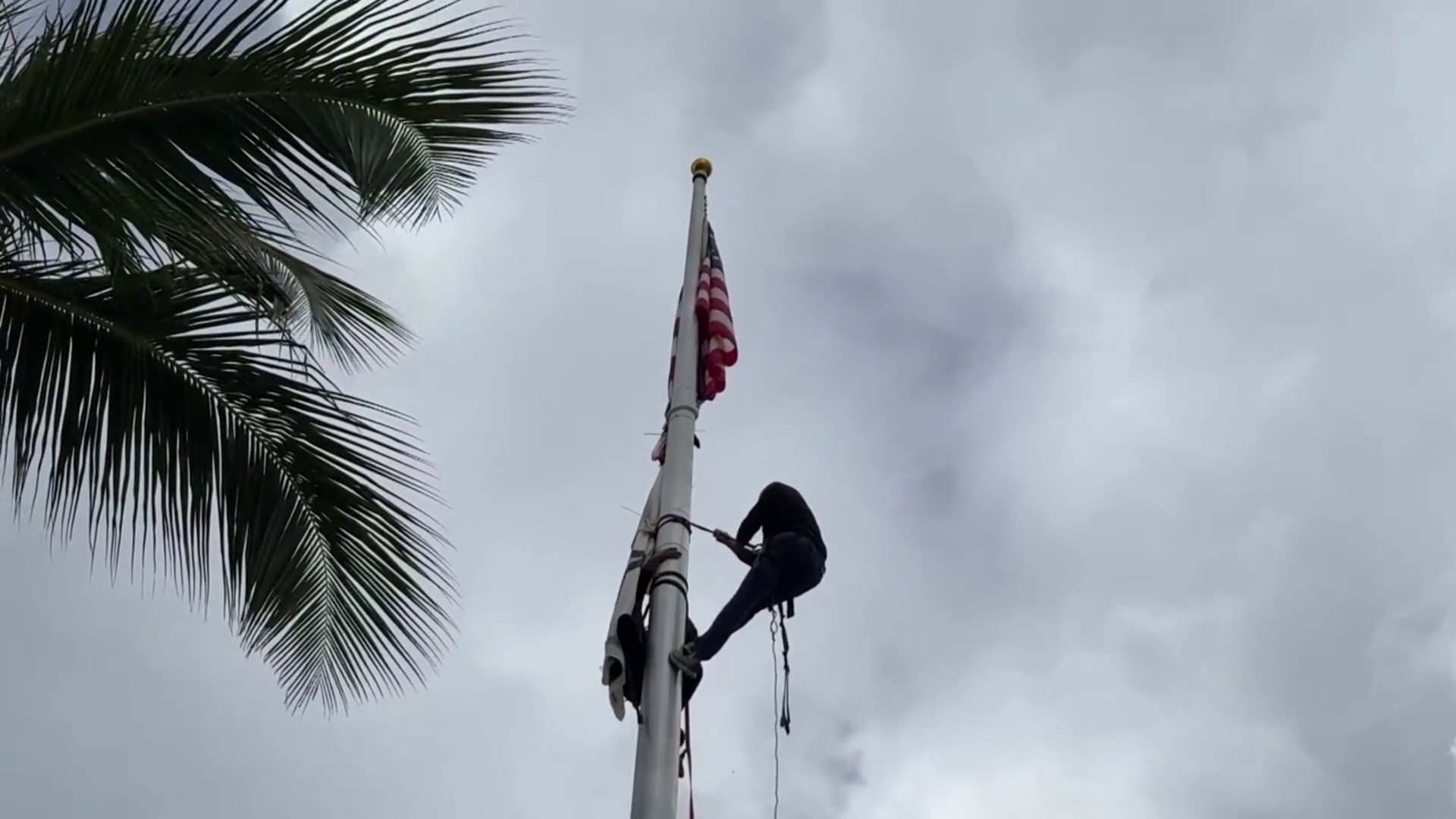 Imagen de la cobertura de: Tito Kayak coloca una bandera en un mástil del Capitolio en protesta contra Esencia