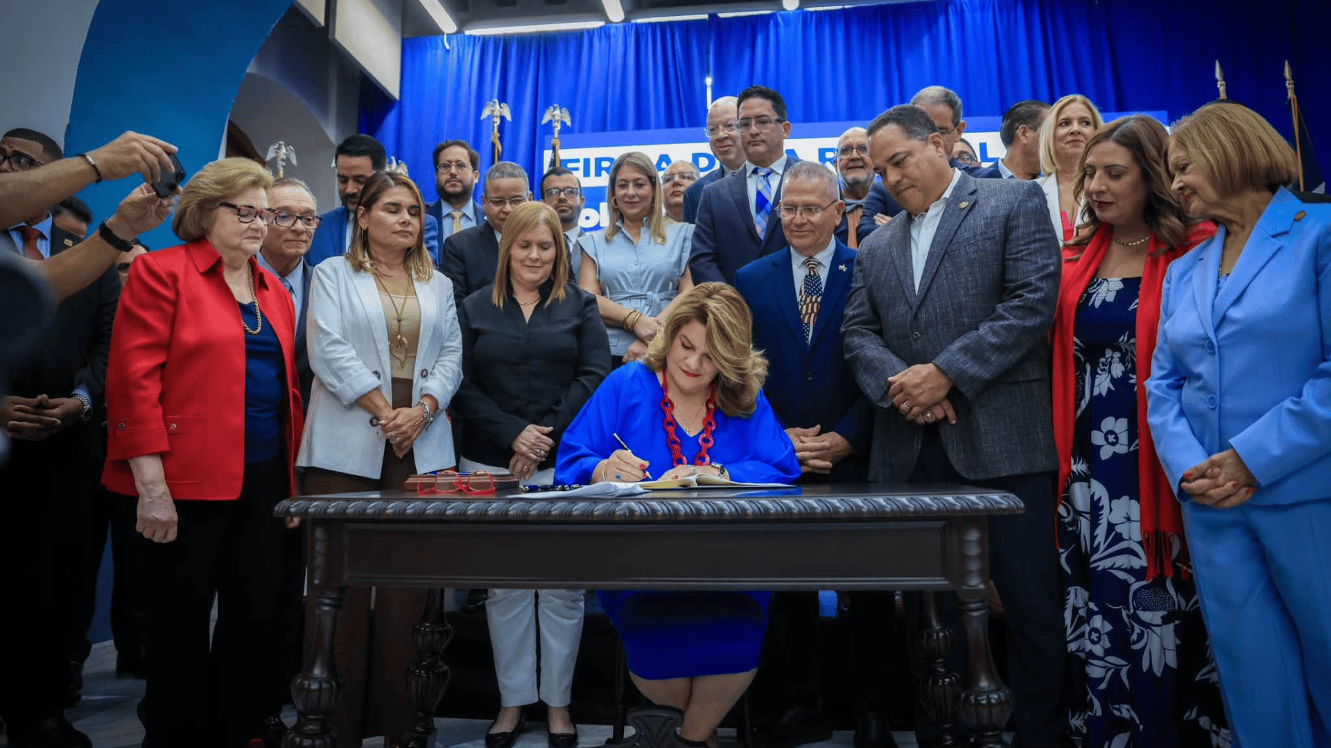 Gobernadora firma petición formal para que Puerto Rico sea estado