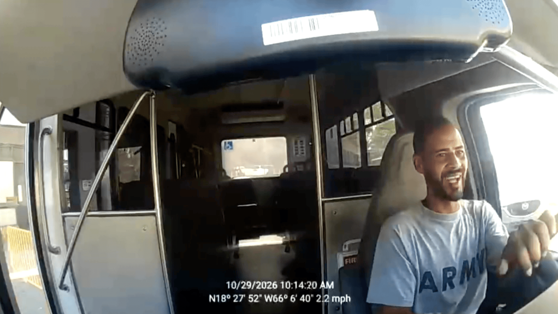 Captado en video: se roba guagua escolar y minutos más tarde lo arrestan