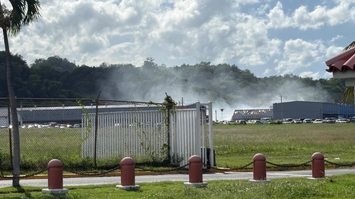 Se desata fuego en almacén de placas solares en Toa Baja