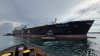 Tanquero Amur River entra a la bahía de San Juan