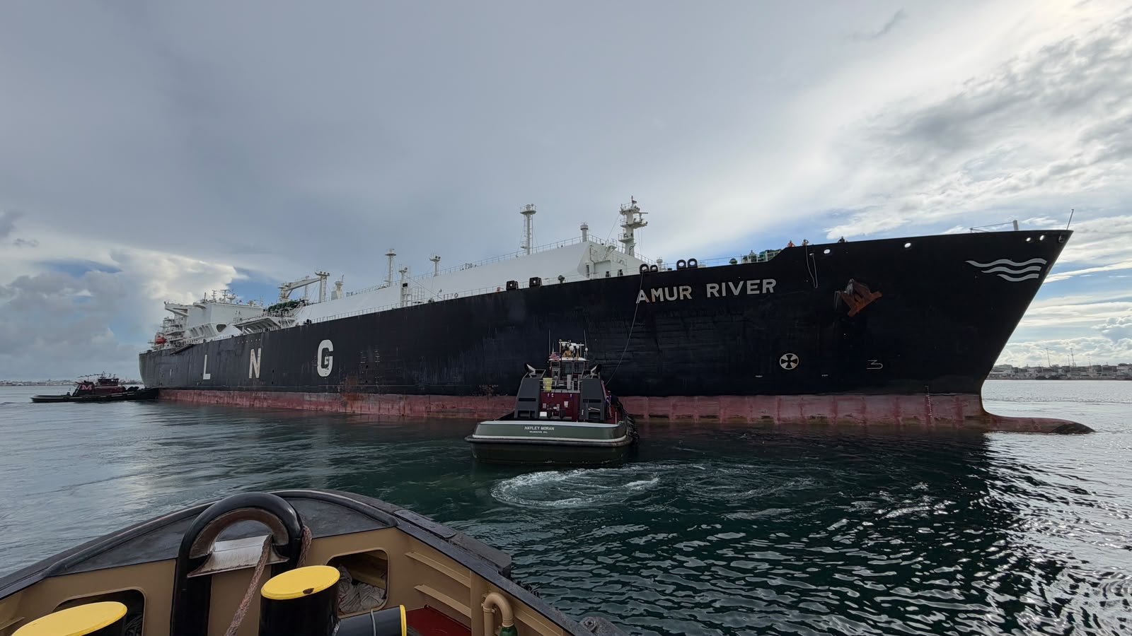 Tanquero Amur River entra a la bahía de San Juan