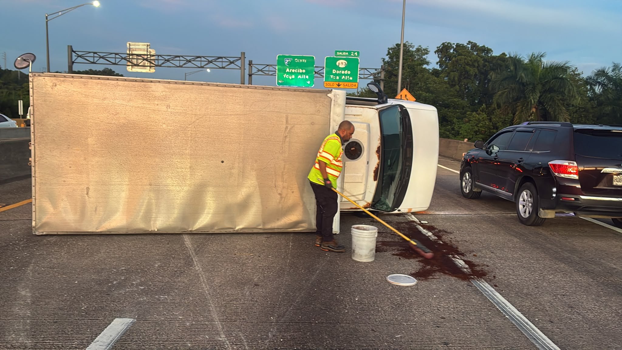 Imagen de la cobertura de: Reabren el tránsito en el expreso De Diego en Dorado tras vuelco de camión