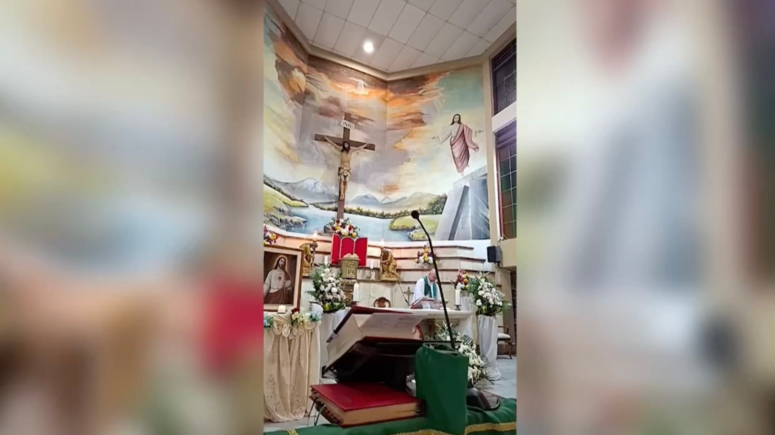 Sacerdote muere impactado por una cruz durante transmisión en directo