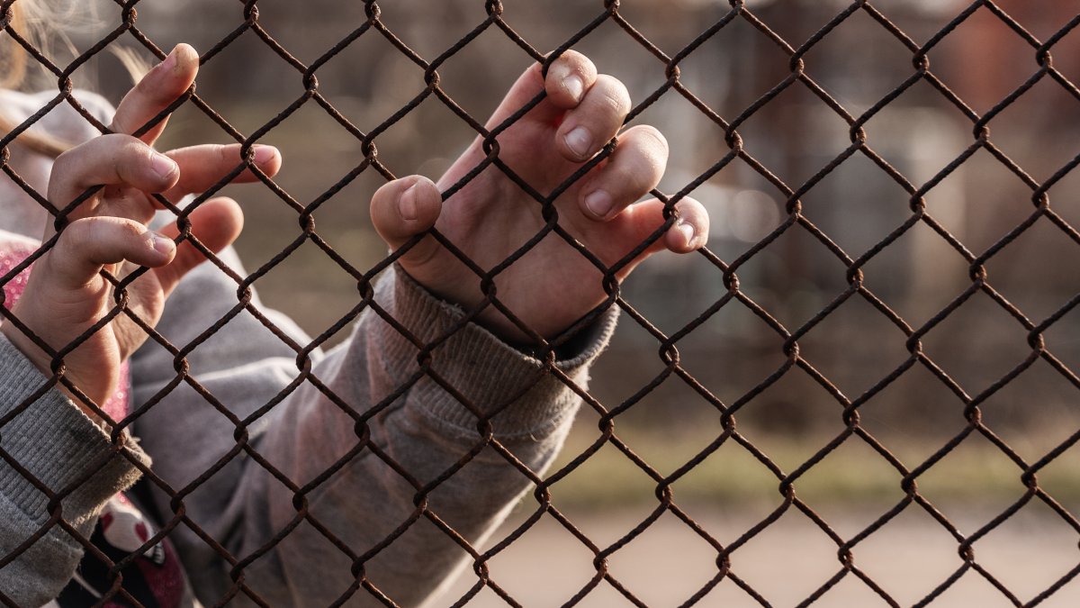 Más de 20,000 niños migrantes no acompañados enfrentan crisis legal en EE.UU.