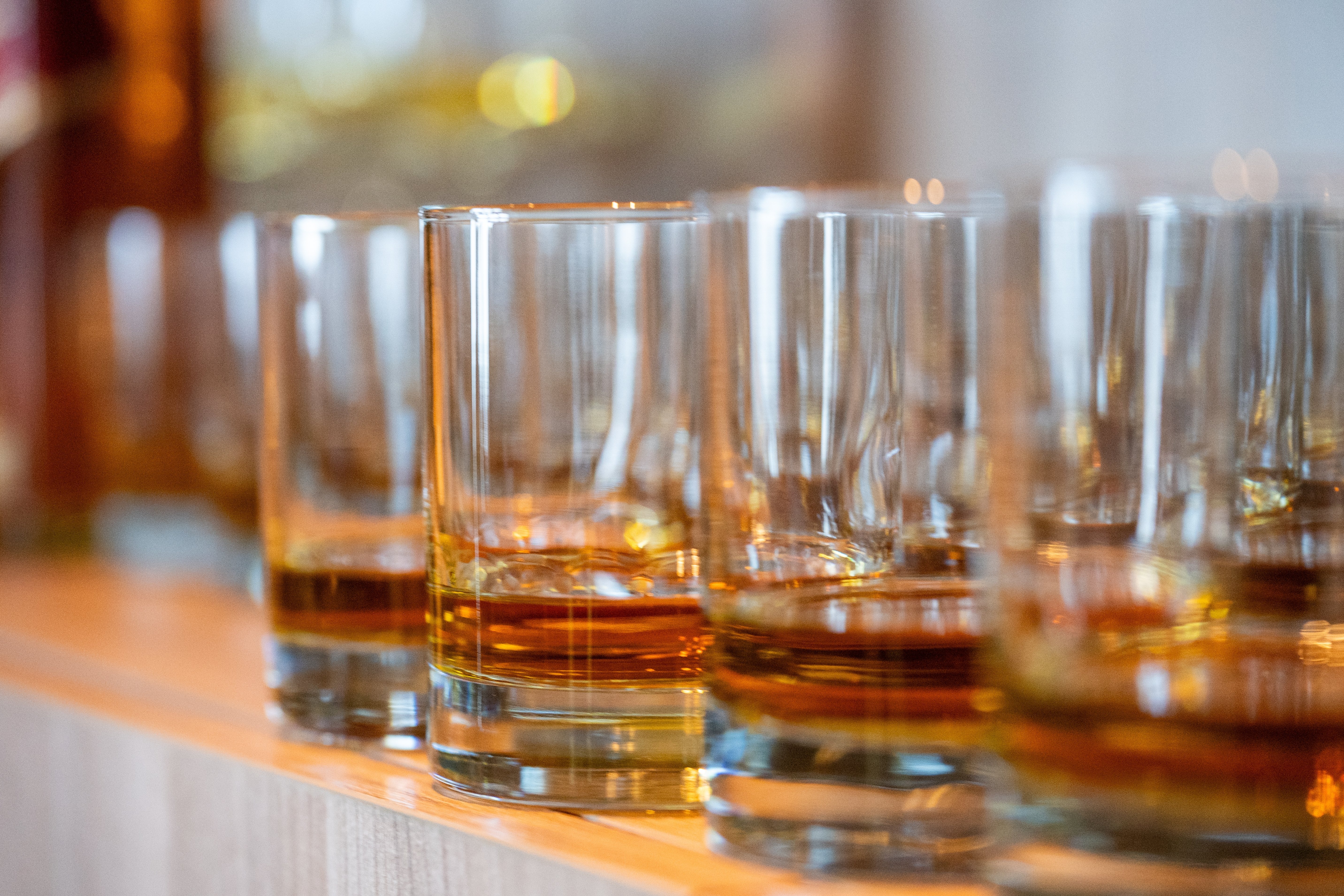Imagen del artículo de Telemundo PR: ¿Será legal destilar licor en casa? La Corte Suprema revisará una prohibición de 158 años
