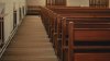 Sacerdote muere impactado por una cruz durante transmisión en directo