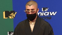Misterioso, así llegó Bad Bunny a los premios MTV MIAW en la Ciudad de México.