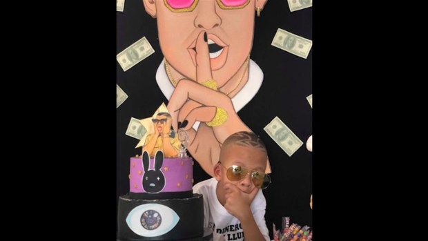 Celebran peculiar cumpleaños al estilo de Bad Bunny