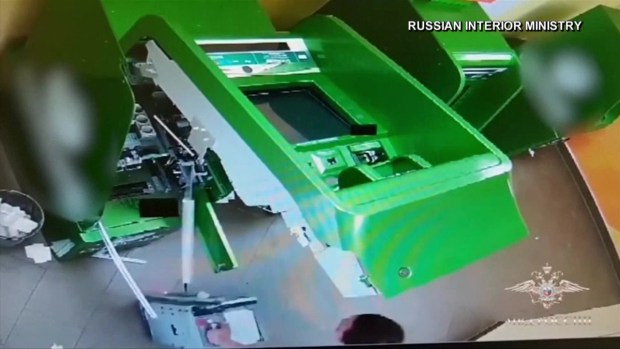 Video: desafortunado ladrón huye con billetes falsos
